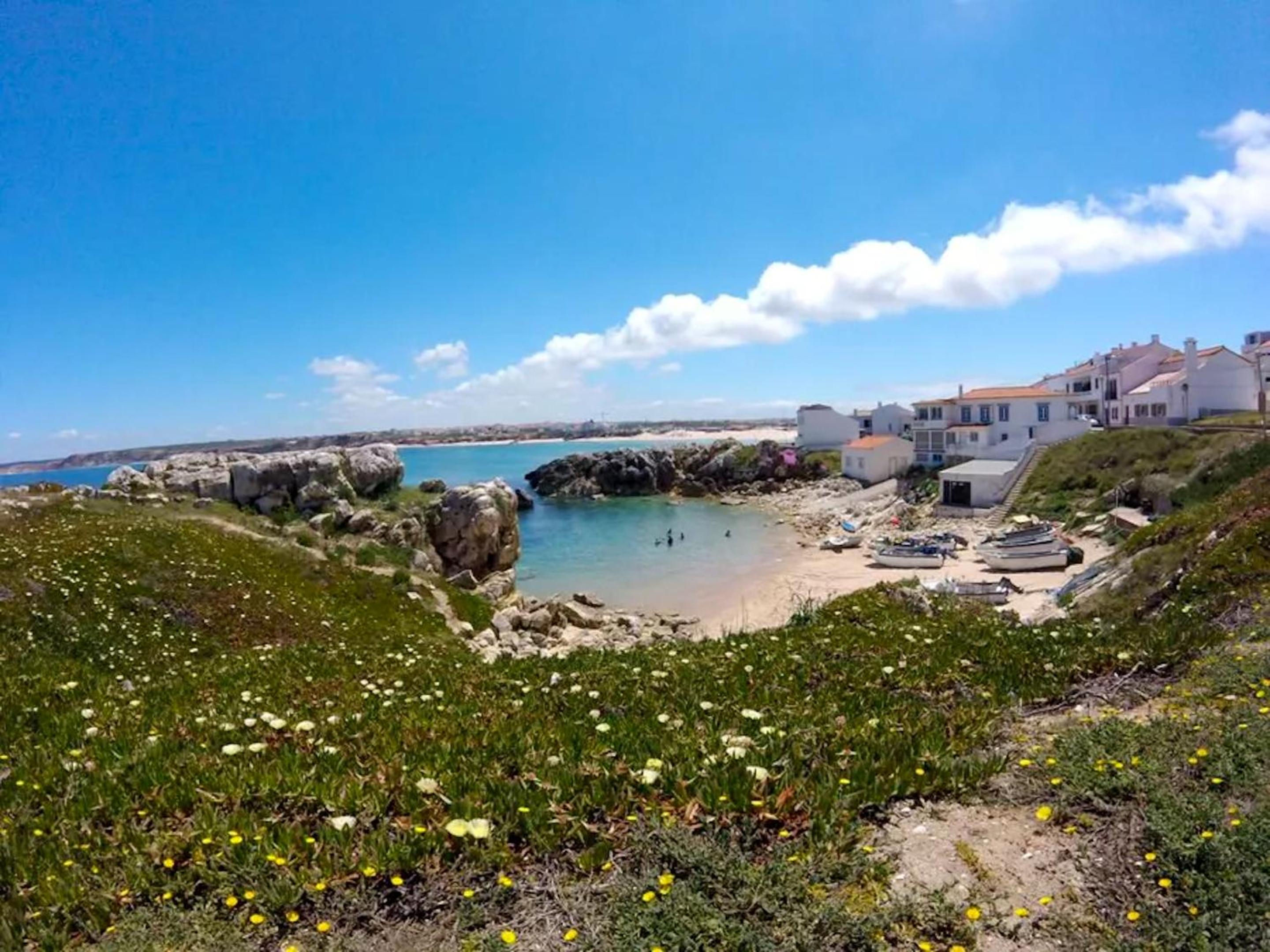 Cosy house in Atouguia da Baleia with private garden