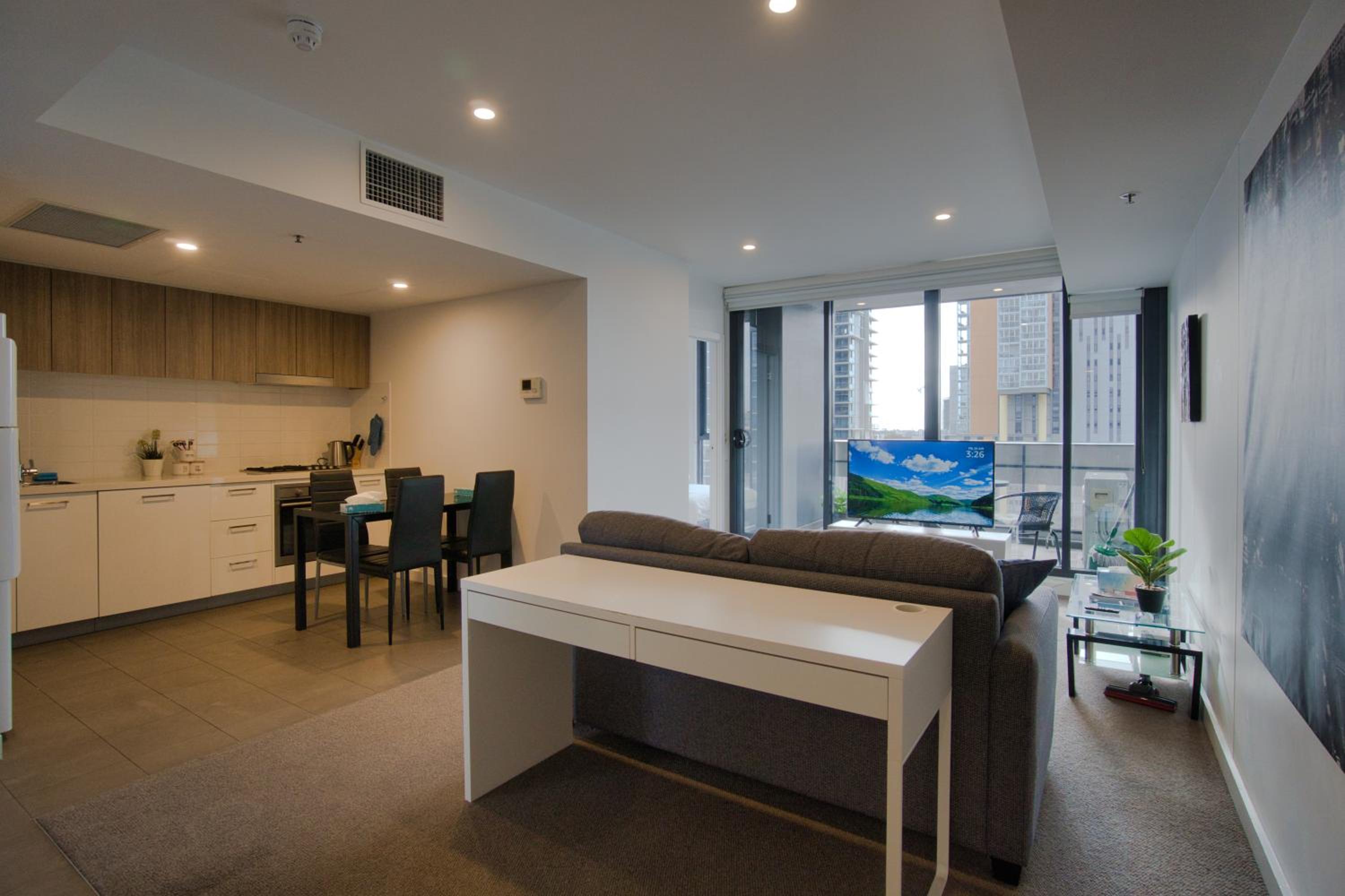 Modern 2 Bedroom Apartment - Adelaide CBD view 4