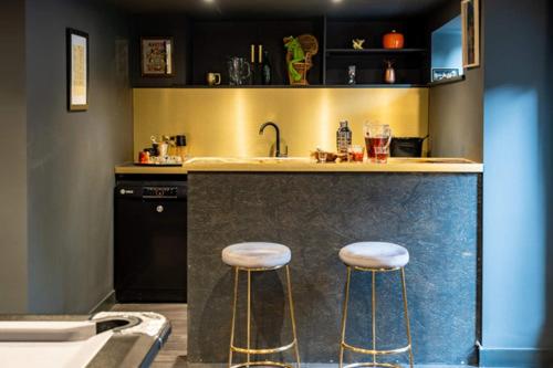 Ultimate glam, vintage central pad. Cool 70s bar. view 2