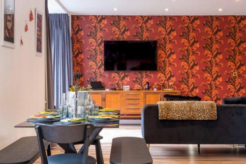 Ultimate glam, vintage central pad. Cool 70s bar. view 3