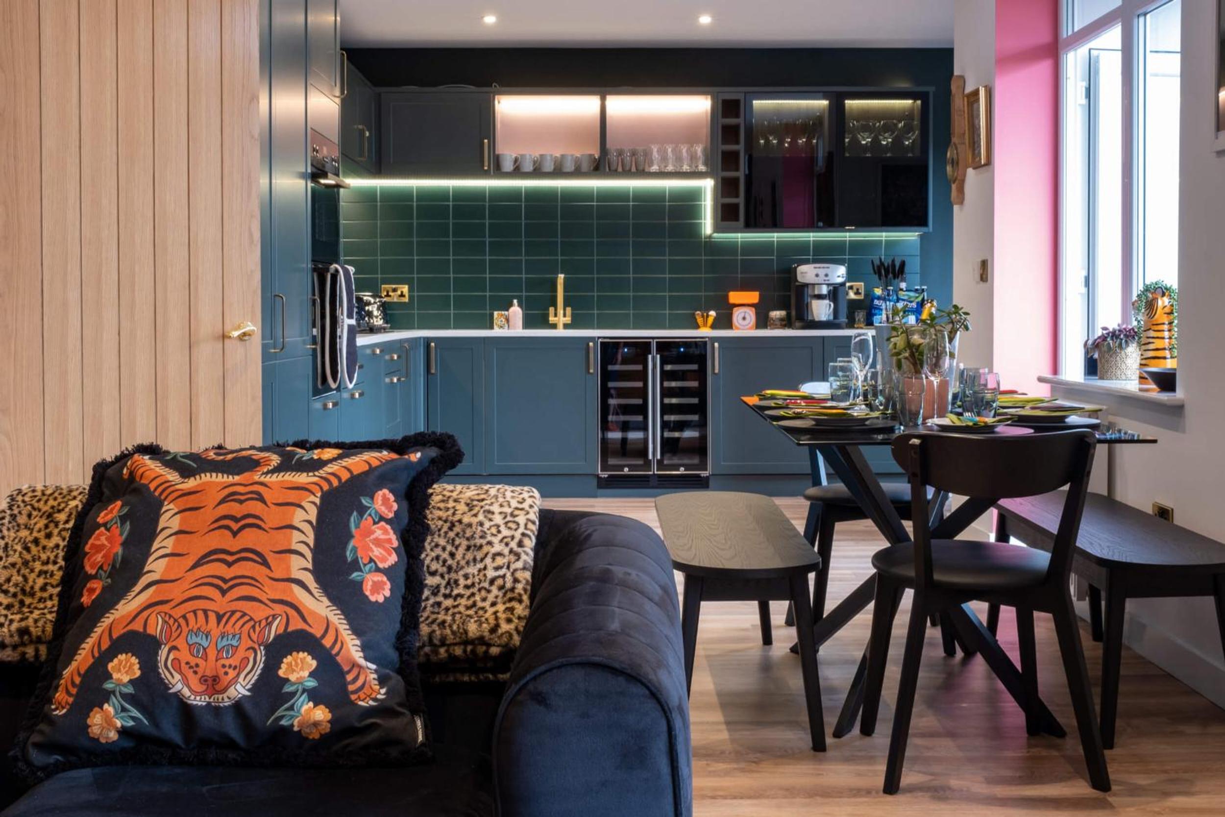 Ultimate glam, vintage central pad. Cool 70s bar. view 4