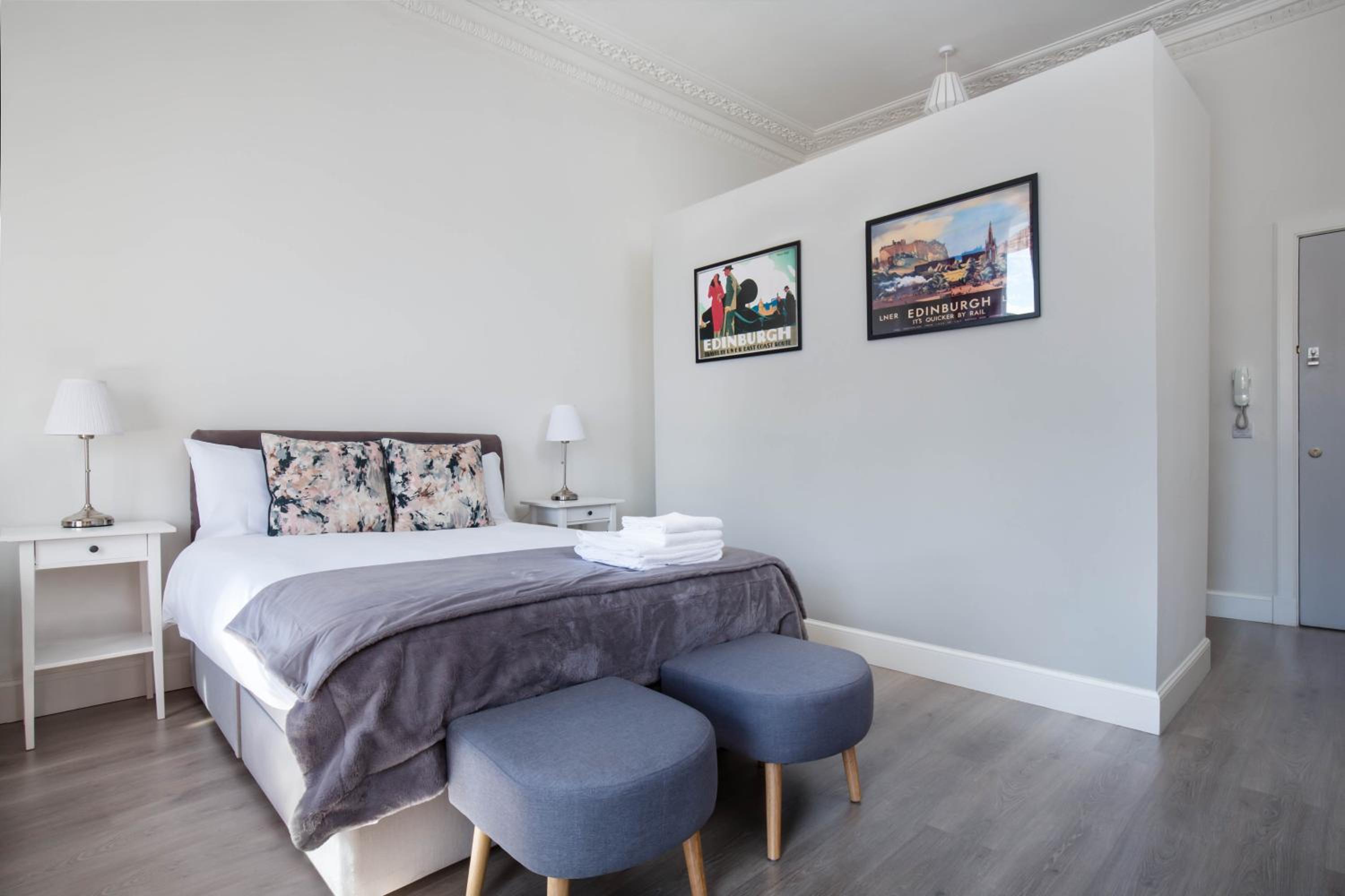 Modern Studio Apartment in prime central location photo 4