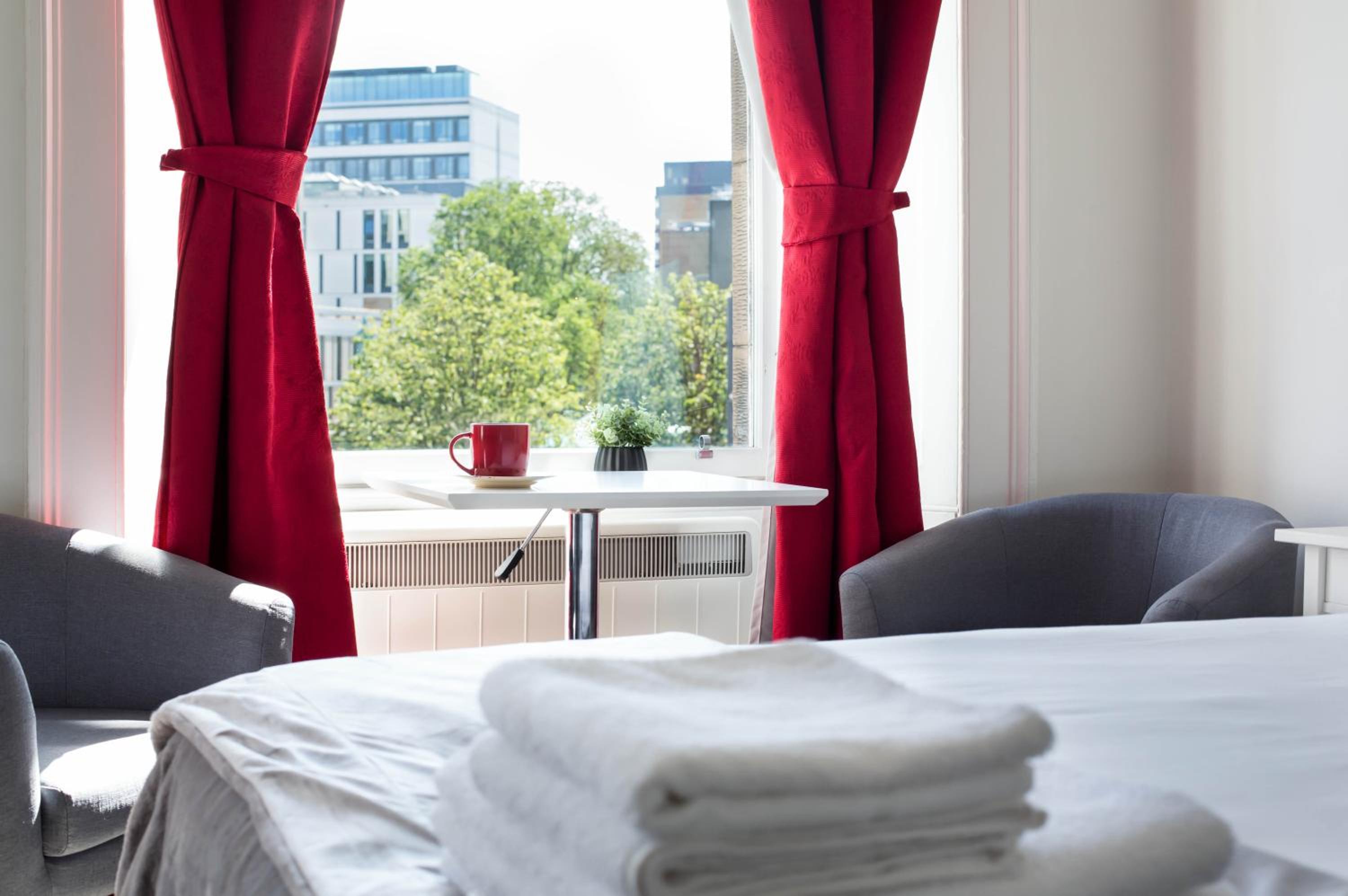 Modern Studio Apartment in prime central location photo 3