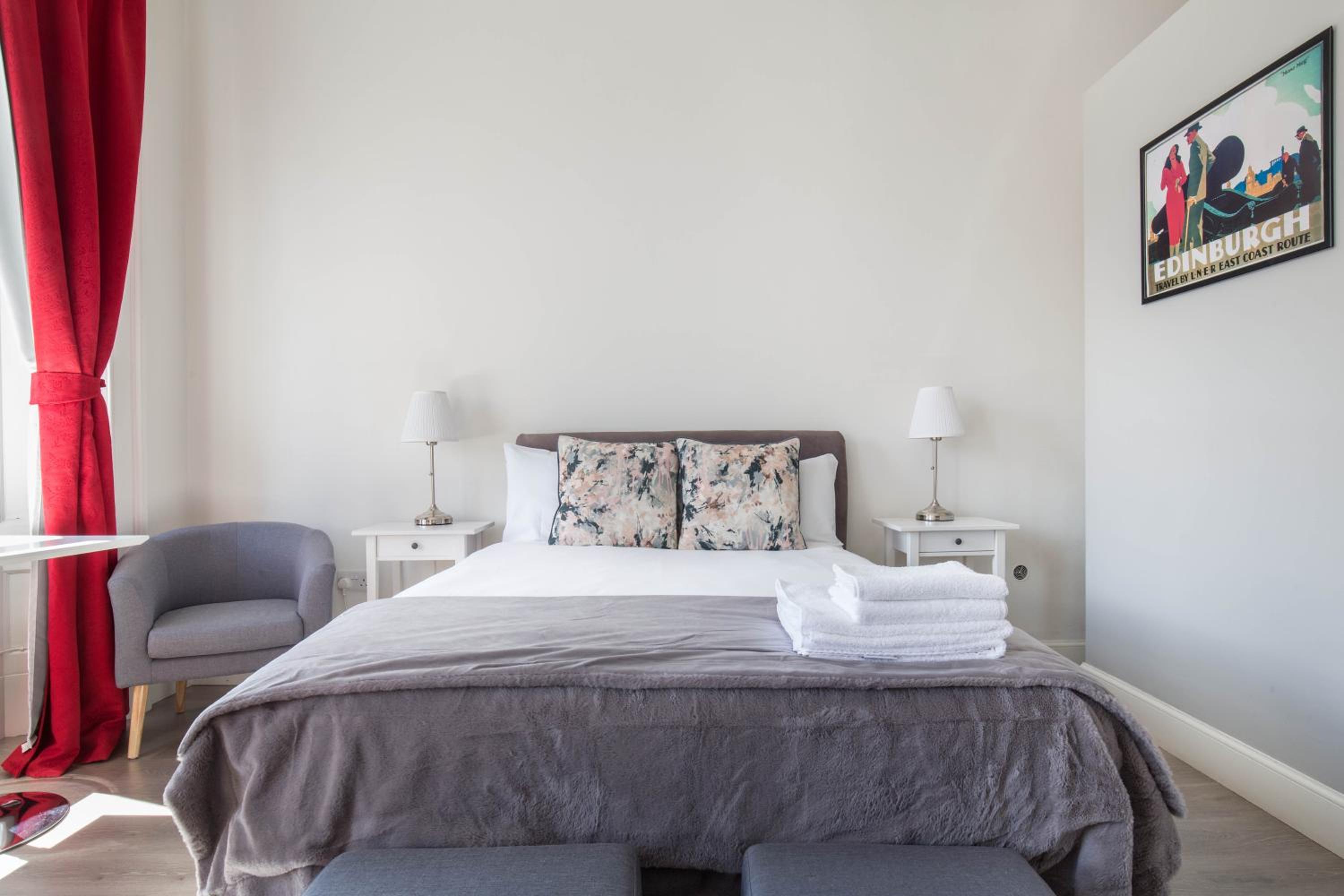 Modern Studio Apartment in prime central location photo 2