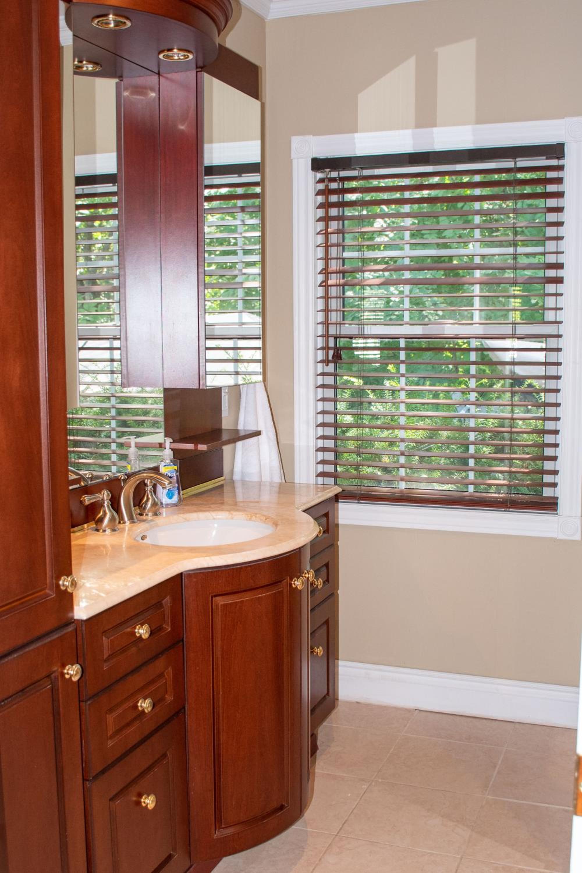 Upper Canada Coach House - Property Image 2