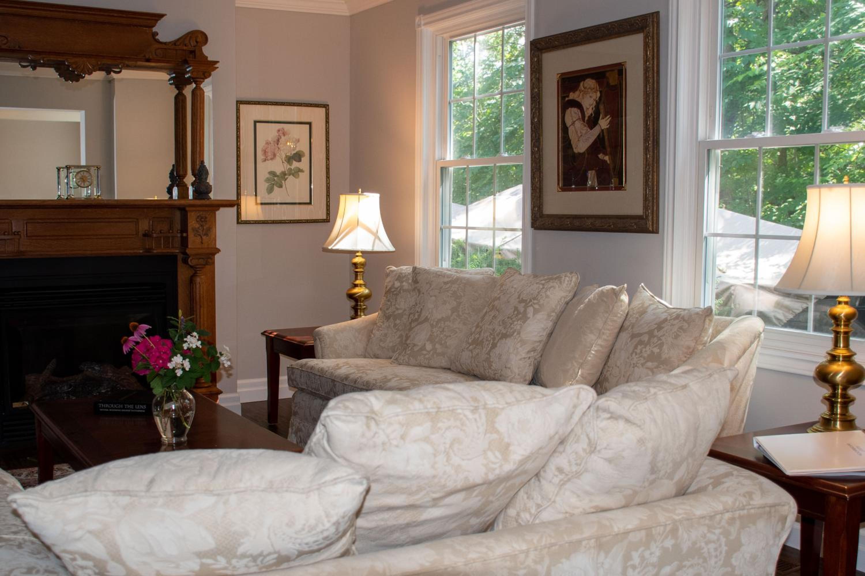 Upper Canada Coach House - Property Image 11