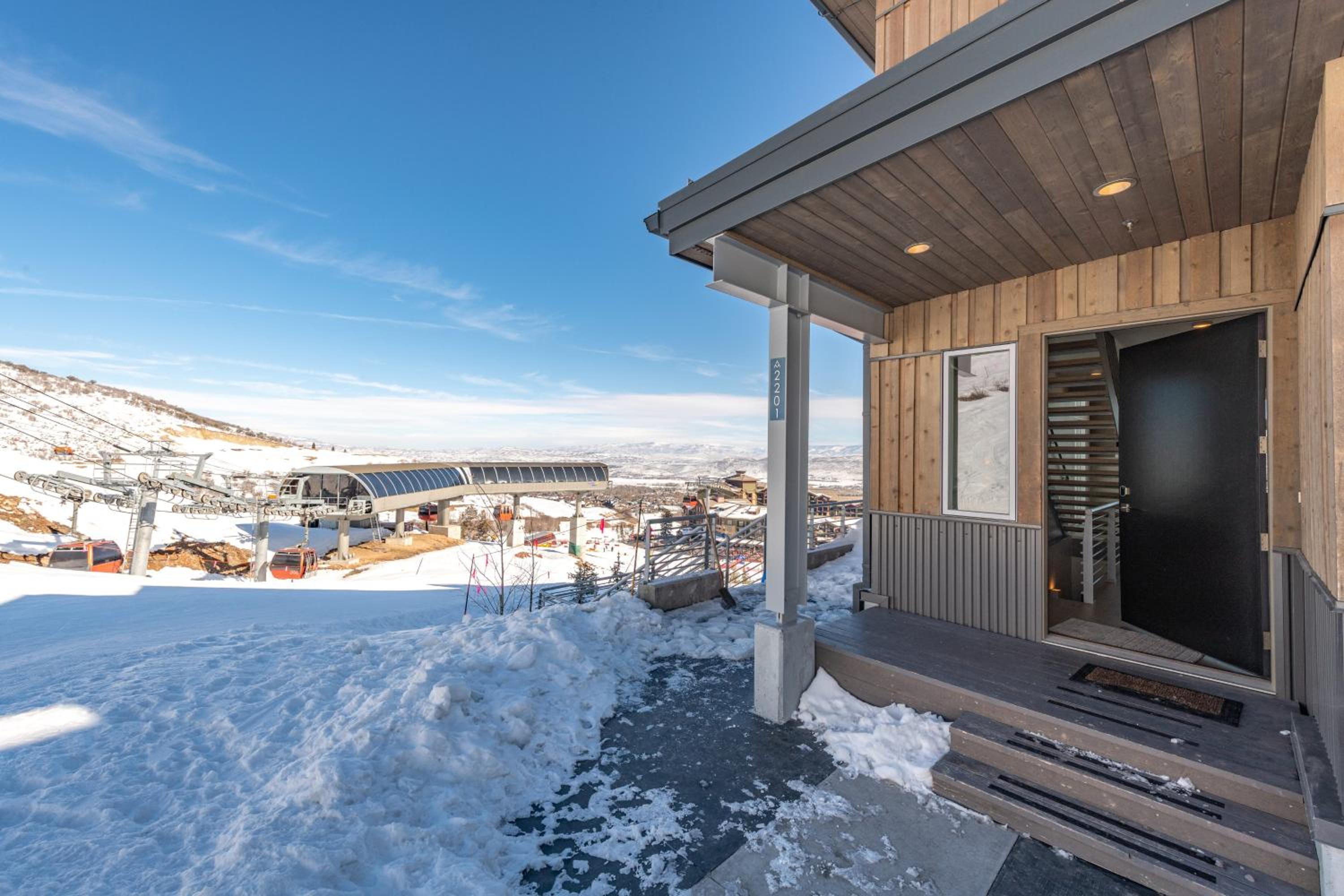 Hotel Slopeside Luxury at Apex, Ski-in/out, 4 King Suites, Private Hot Tub, Clubhouse with Pool and Gym - Image 1