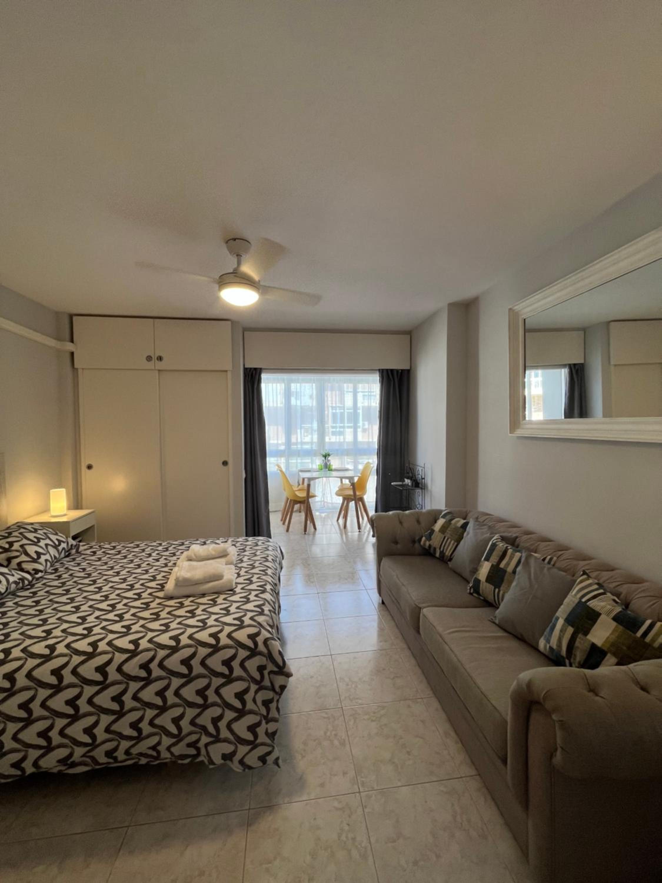 Encantador Estudio con Piscina