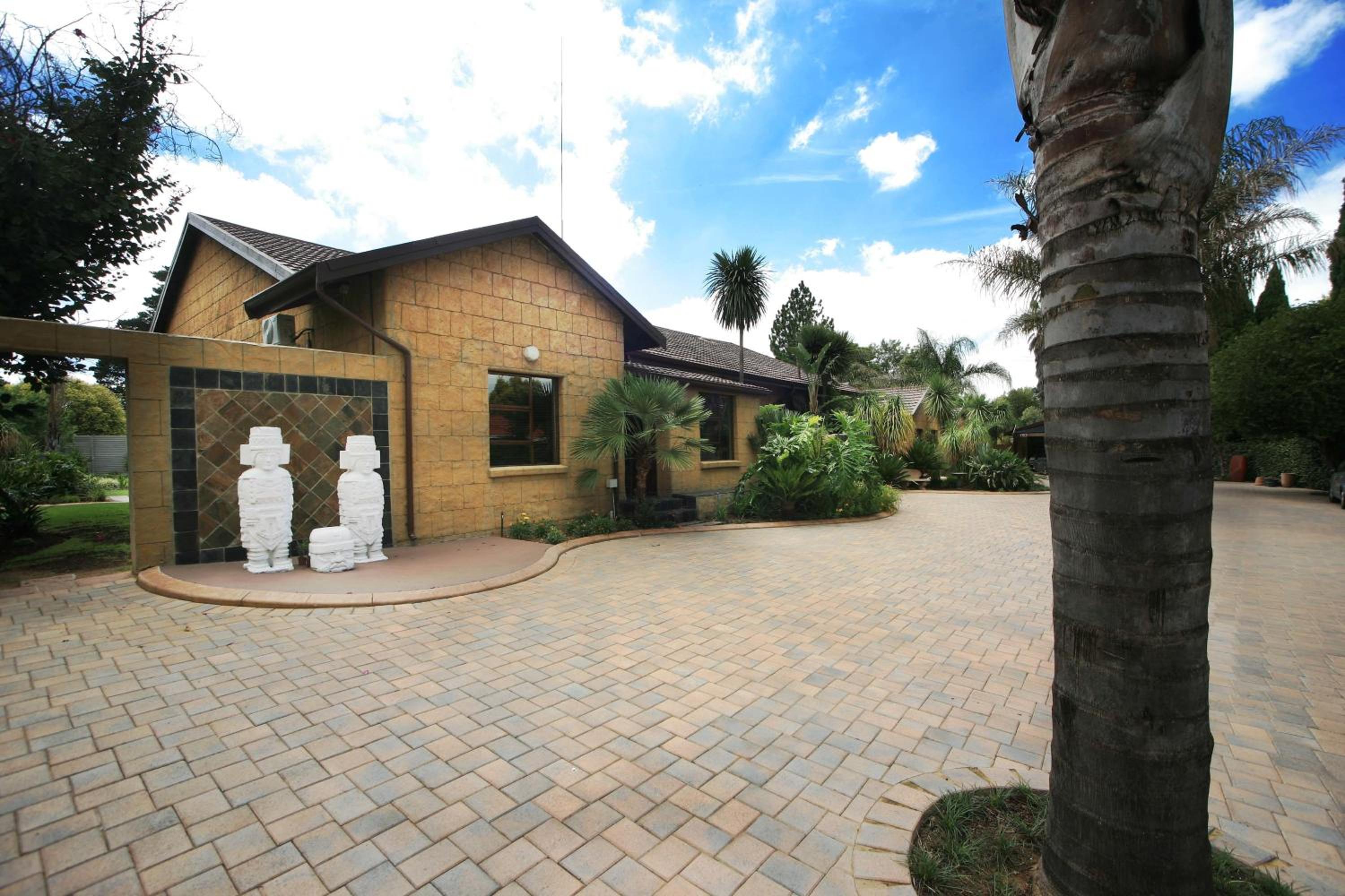 Summer Garden Guest House (The Palms)