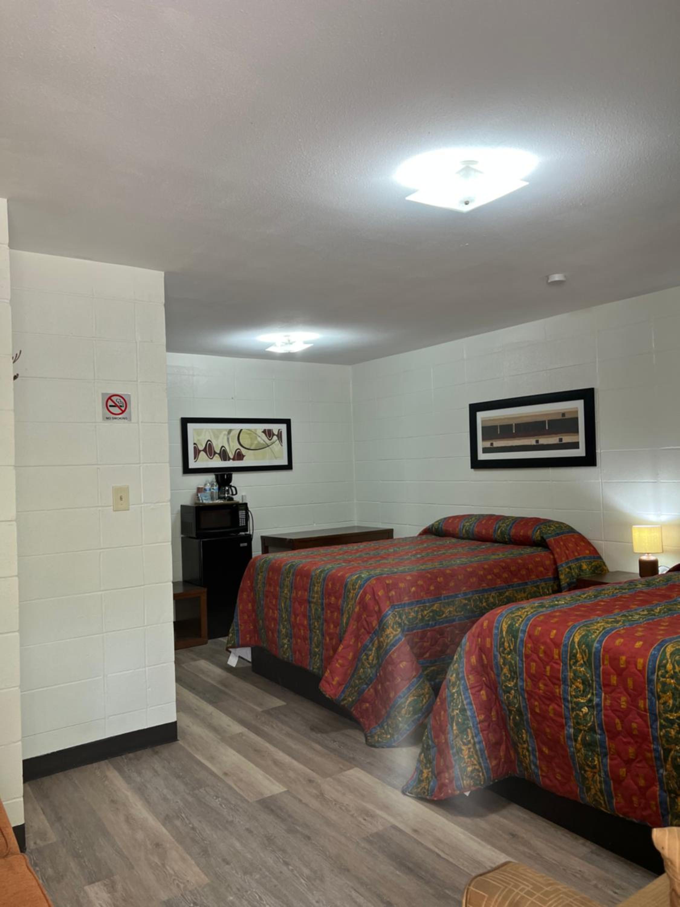 Driftwood Inn and Lodge by the lake - Property Image 8