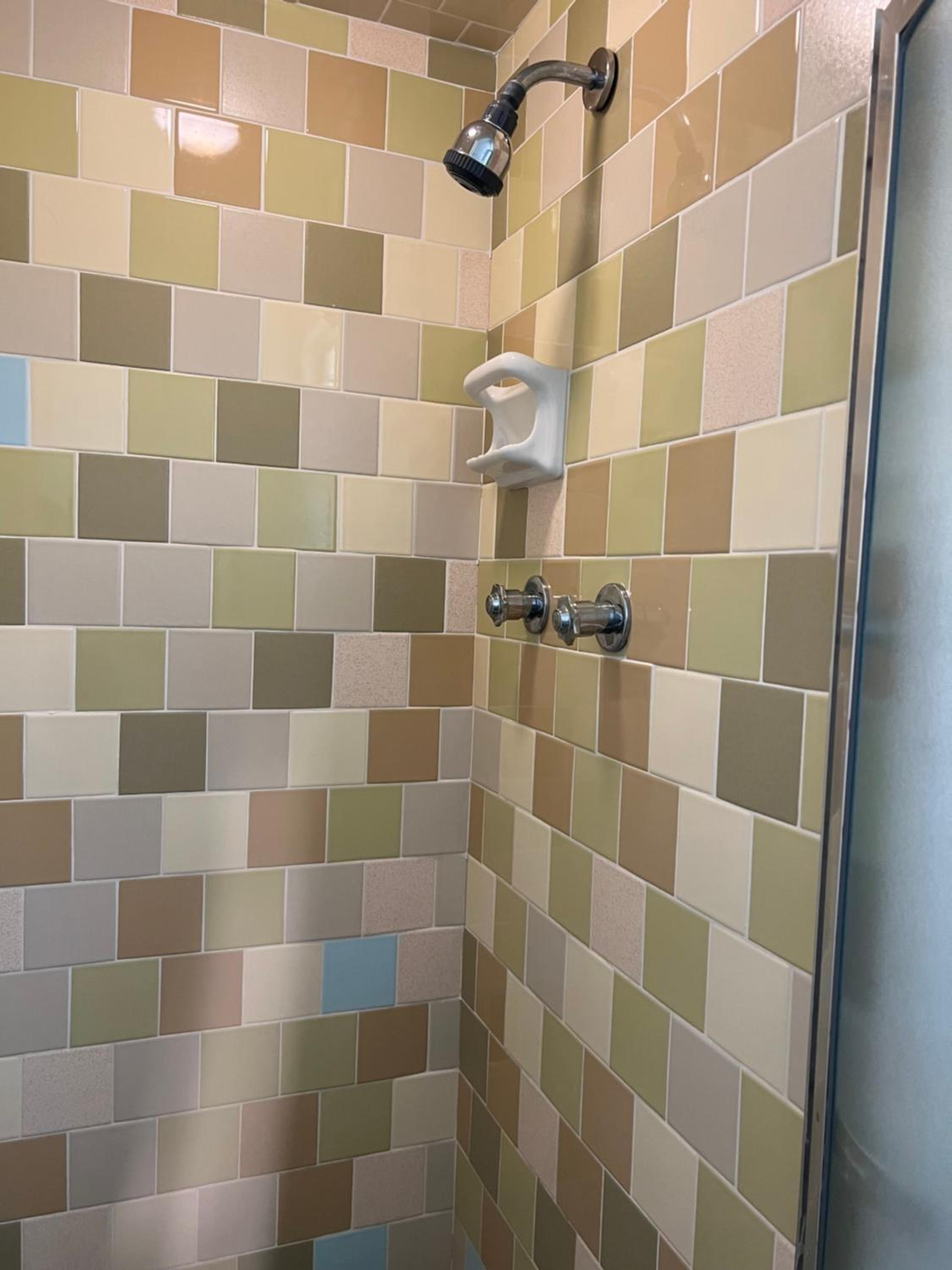 Driftwood Inn and Lodge by the lake - Property Image 10