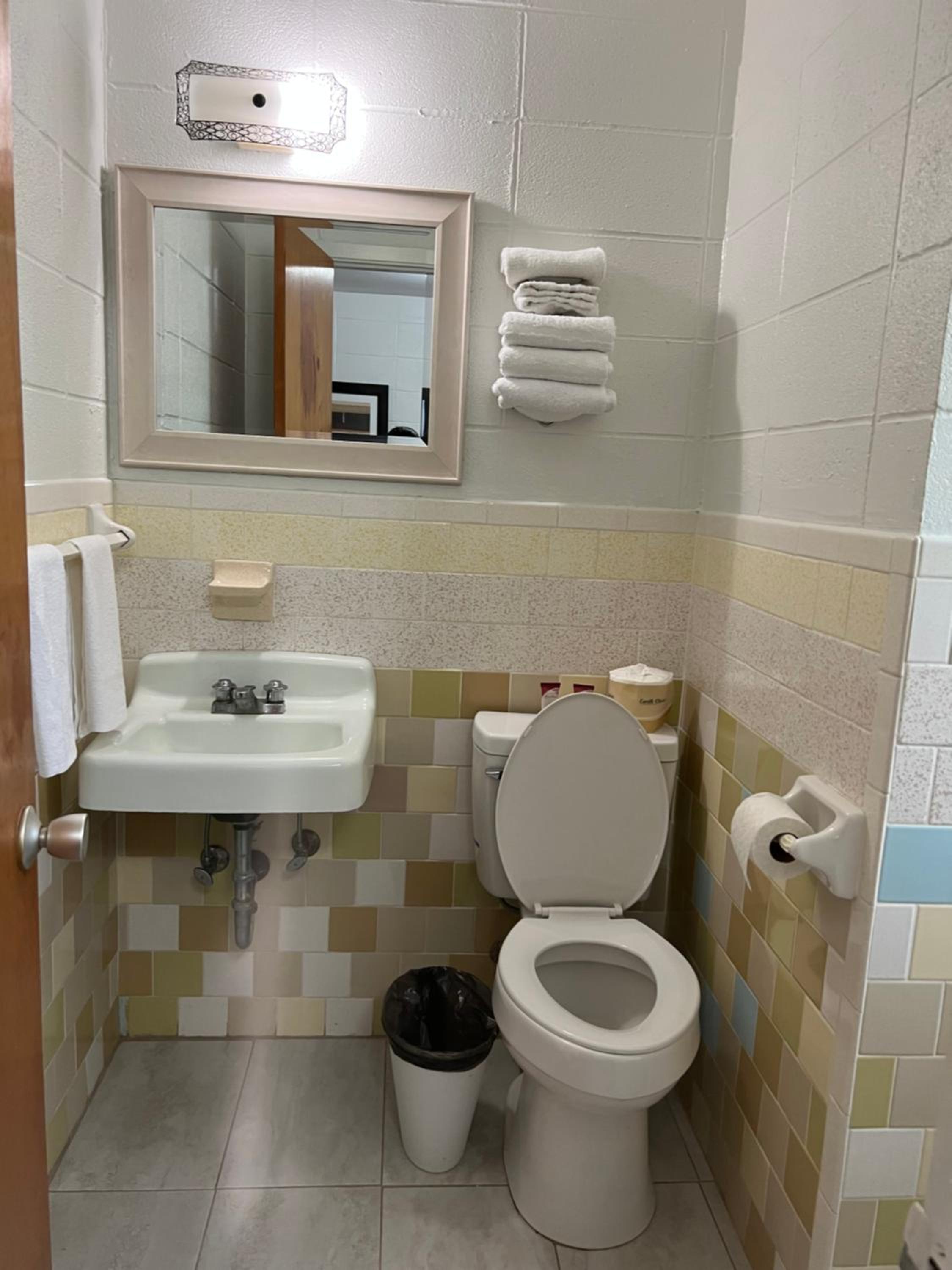 Driftwood Inn and Lodge by the lake - Property Image 11