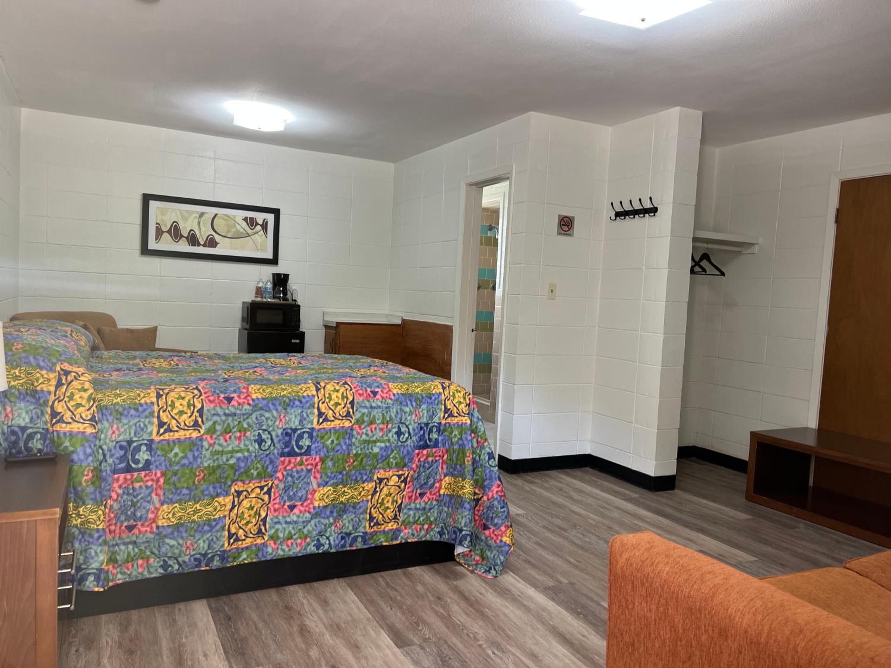 Driftwood Inn and Lodge by the lake - Property Image 39