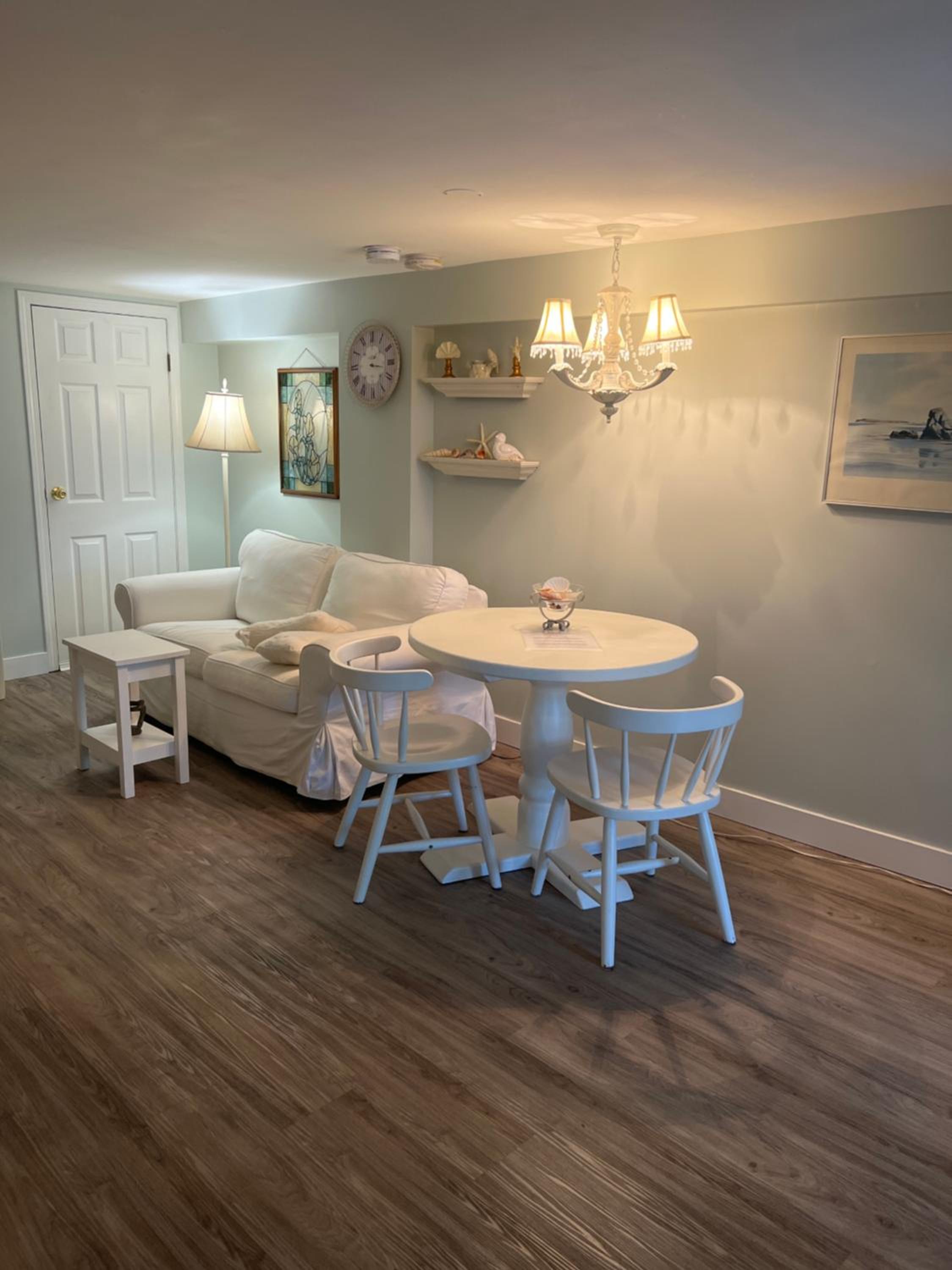 Quaint 1 bedroom lower suite in Victoria, BC