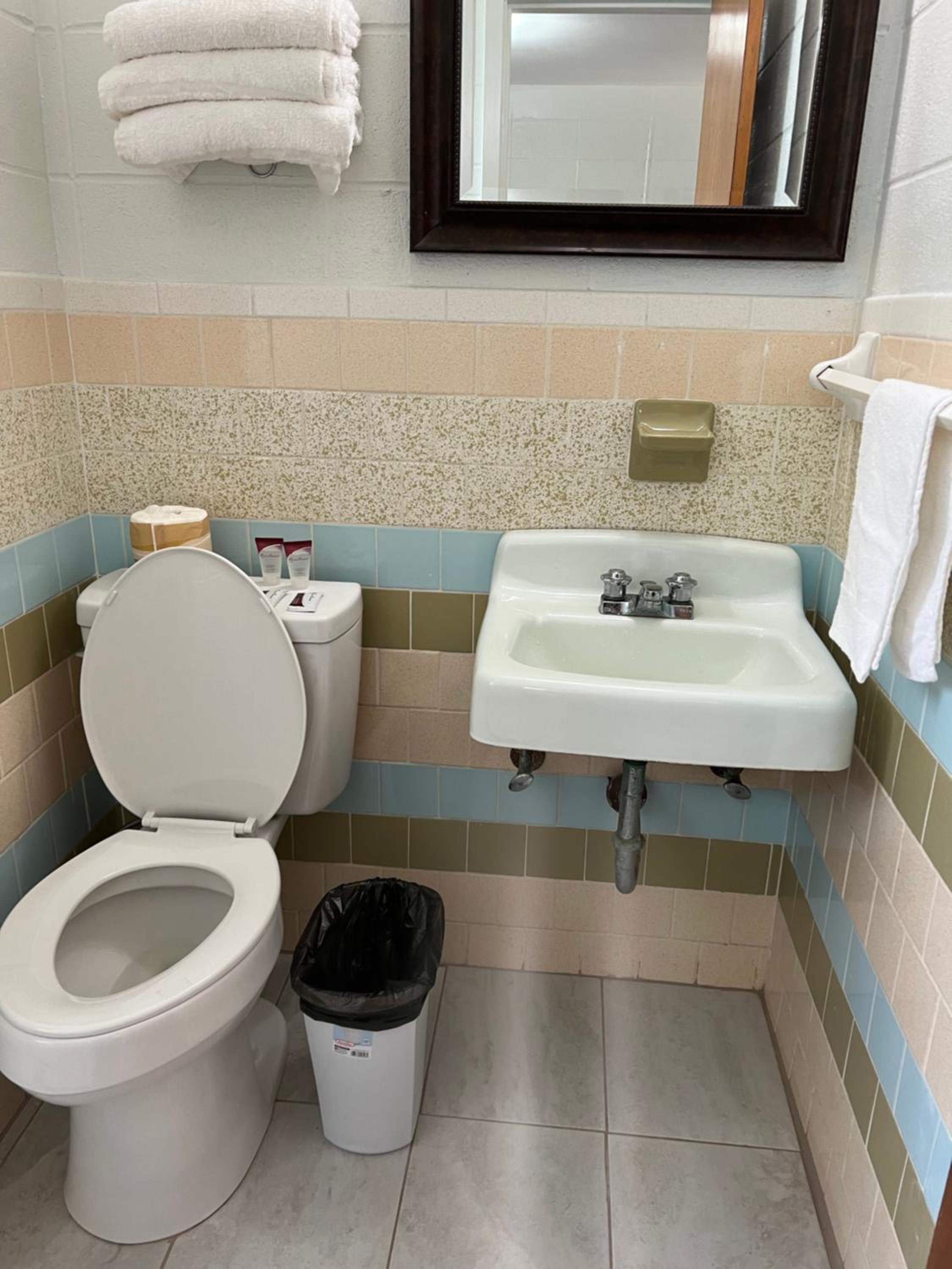 Driftwood Inn and Lodge by the lake - Property Image 32