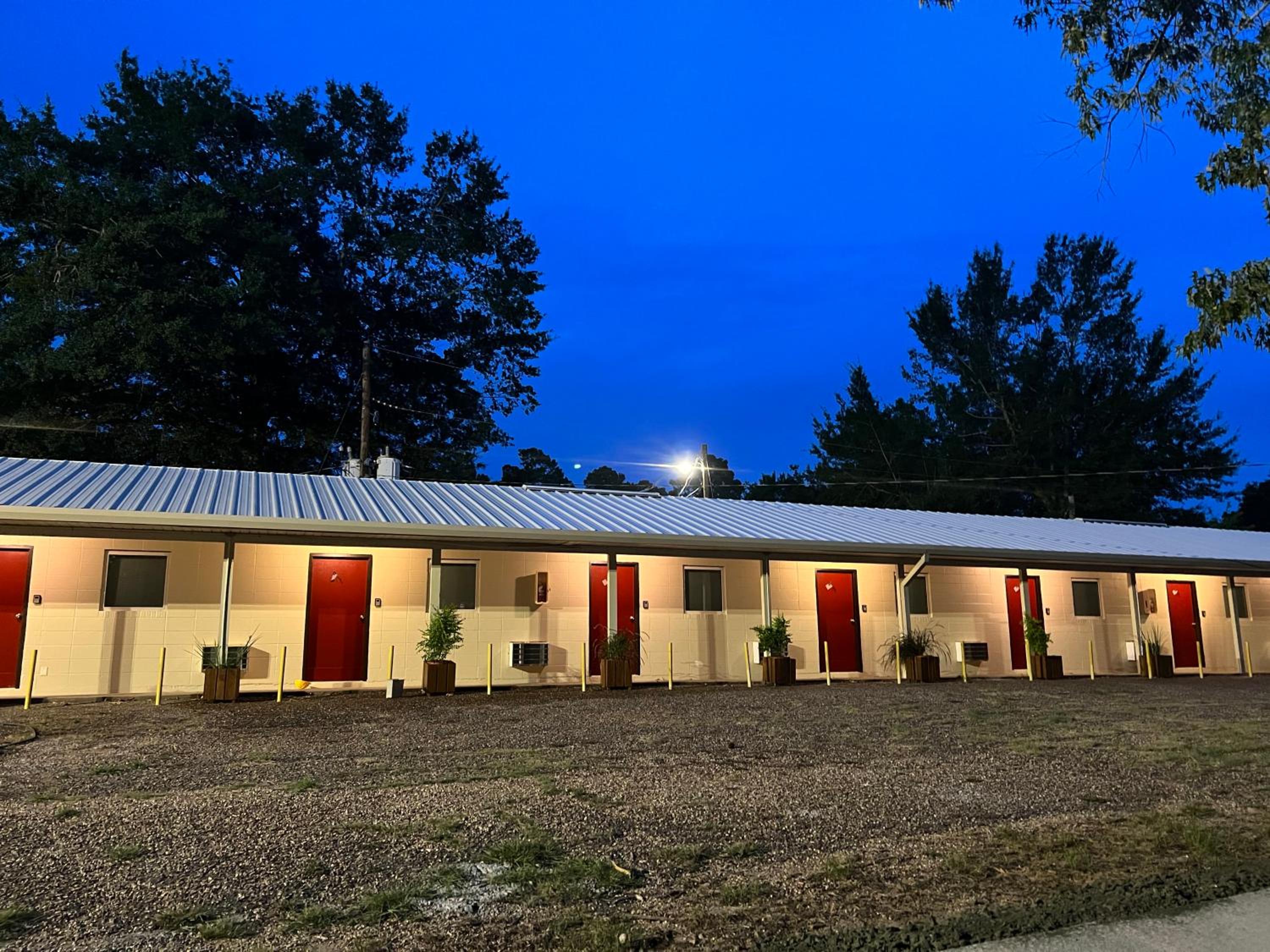 Driftwood Inn and Lodge by the lake - Property Image 27