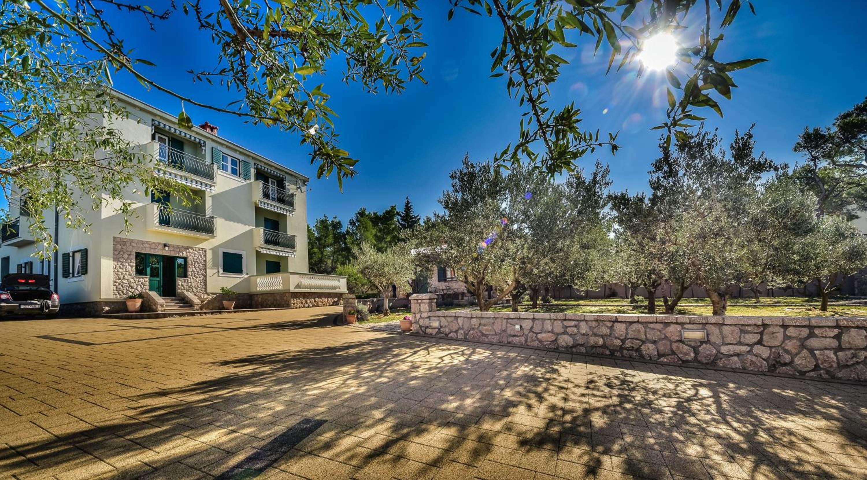 Hotel in olive garden - Image 1