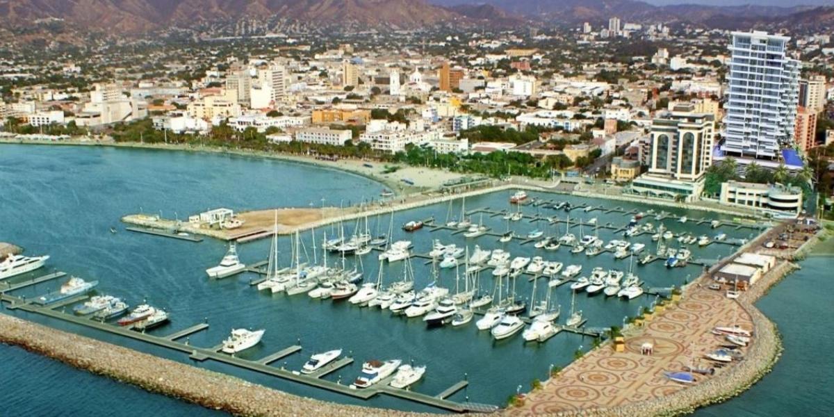 Aptartamentos Temáticos con balcón panorámico frente a la Playa