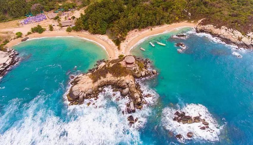 Aptartamentos Temáticos con balcón panorámico frente a la Playa