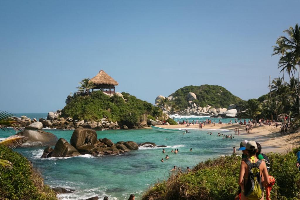 Aptartamentos Temáticos con balcón panorámico frente a la Playa