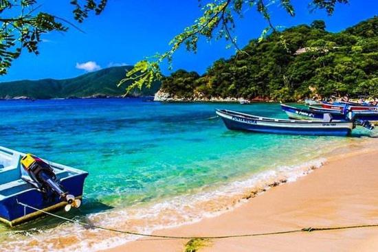 Aptartamentos Temáticos con balcón panorámico frente a la Playa
