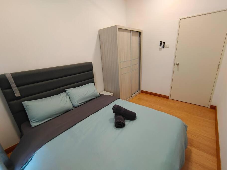 A2603 THE PLATINO NETFLIX PARADIGM MALL By STAY