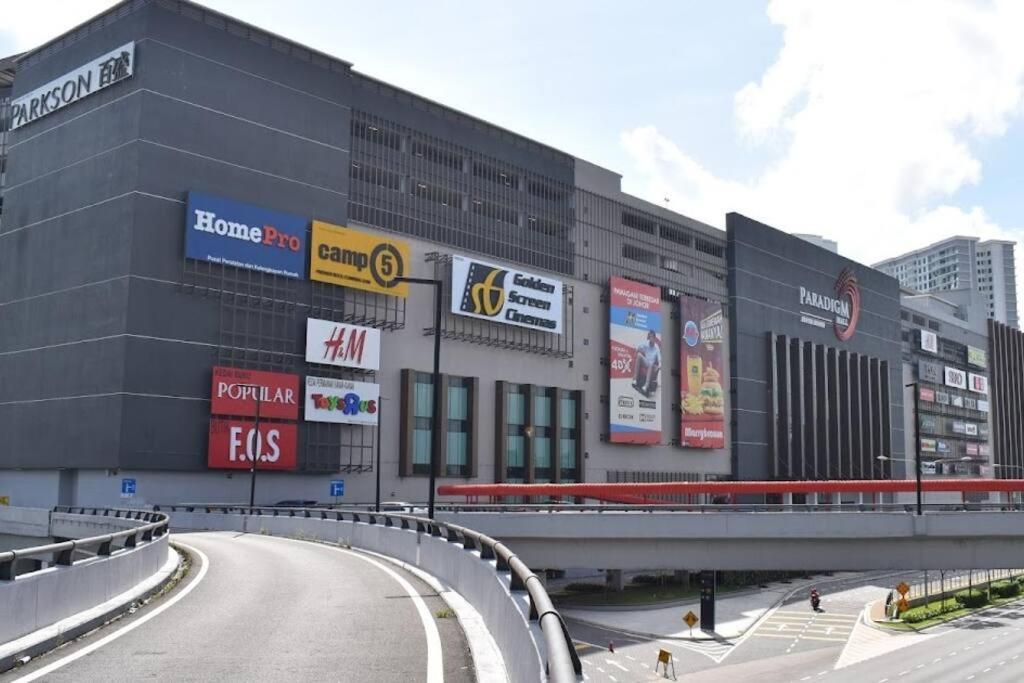 A2603 THE PLATINO NETFLIX PARADIGM MALL By STAY