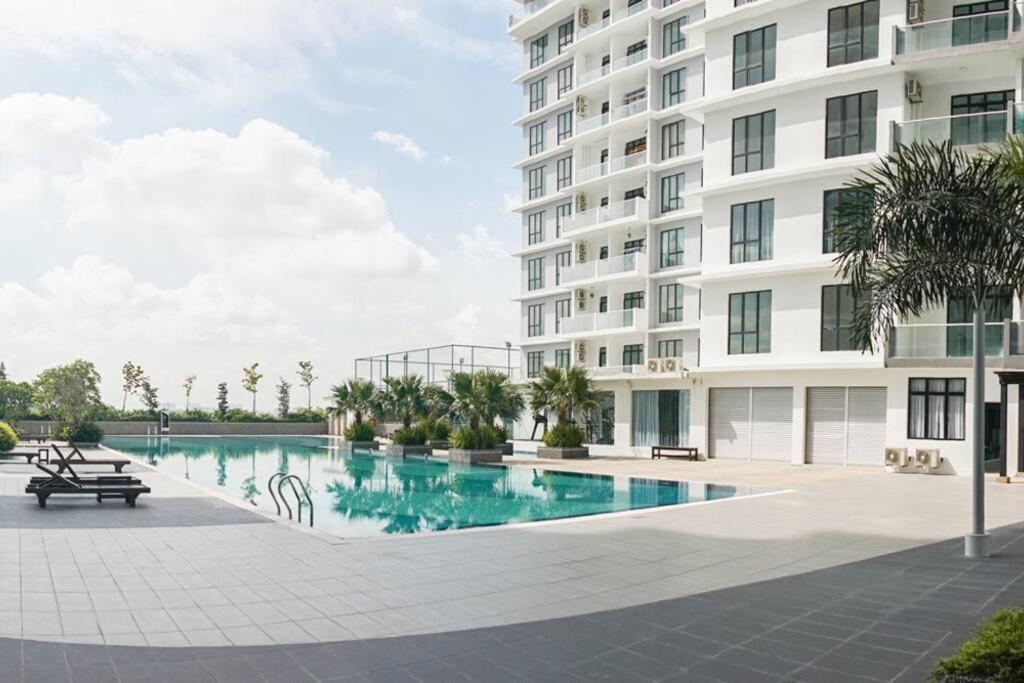 A2603 THE PLATINO NETFLIX PARADIGM MALL By STAY