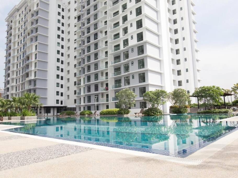 A2603 THE PLATINO NETFLIX PARADIGM MALL By STAY