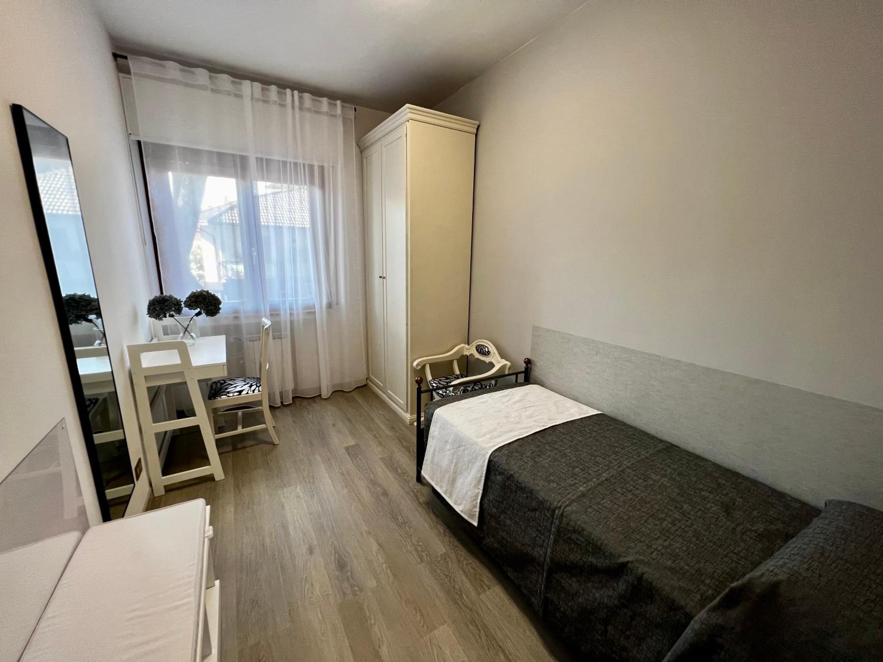 Interno1 en Mestre — hotel room