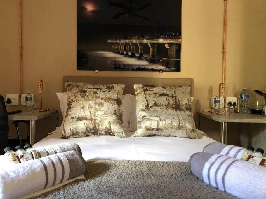 The Bachelor Private Guest Room, Fernglen, photo 4 of 12