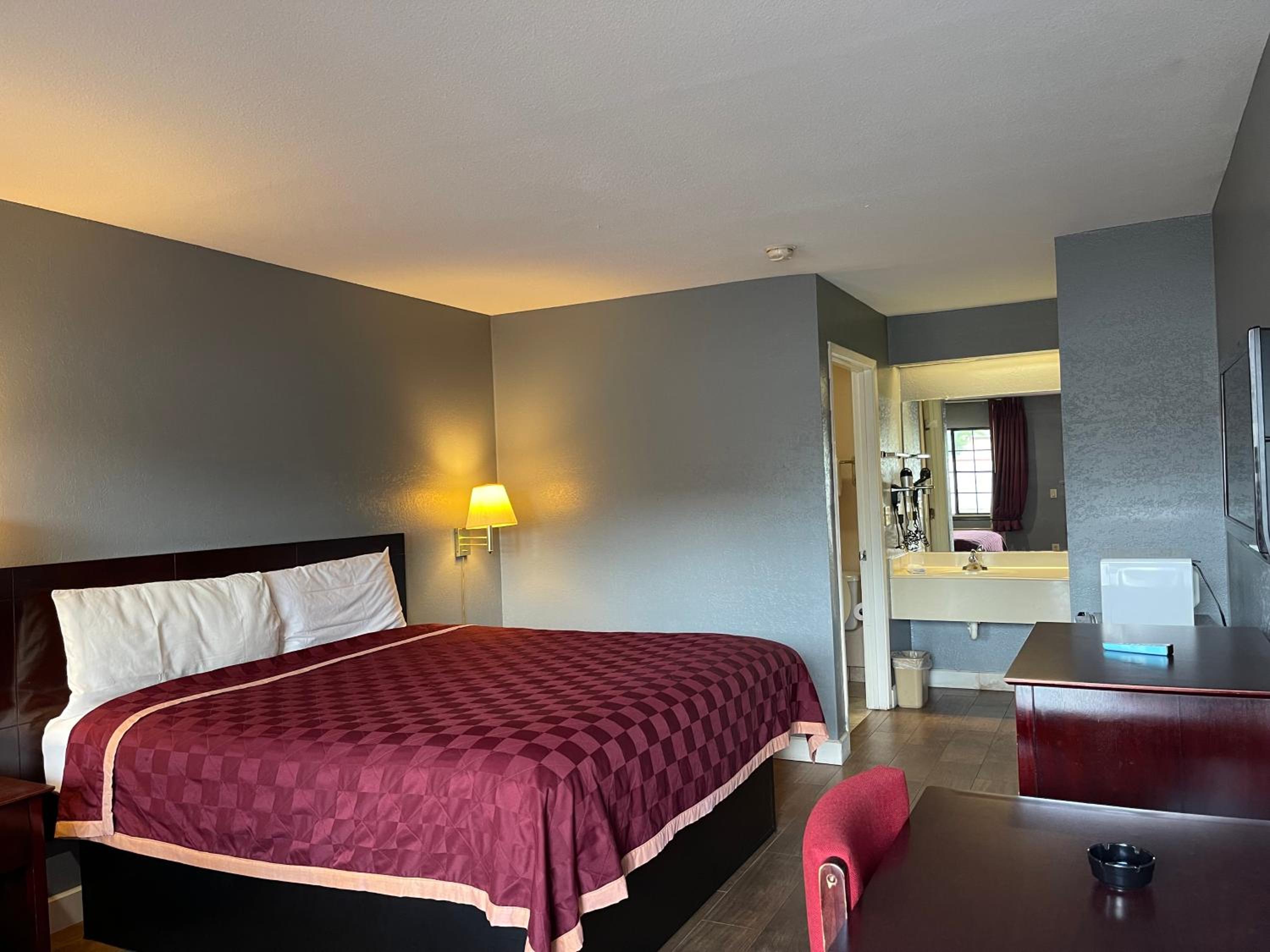 Longview Vacations - Majestic Inn - Property Image 13