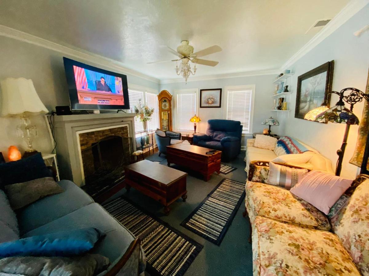 CaroleBelle Cottage-sleeps 8+hot tub/grills/firepit view 4