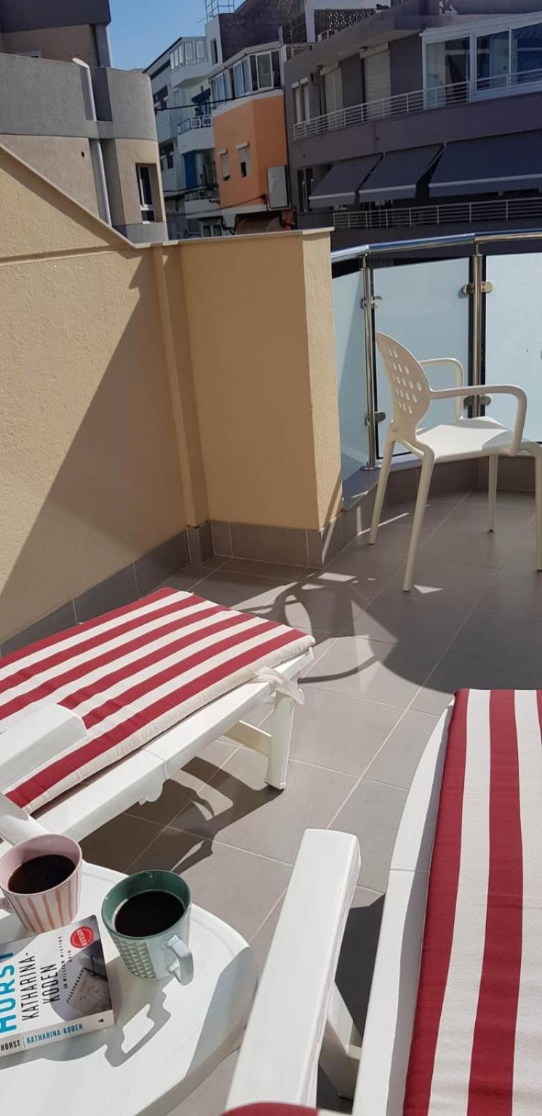 3Arguineguin terrasse apart next to beach