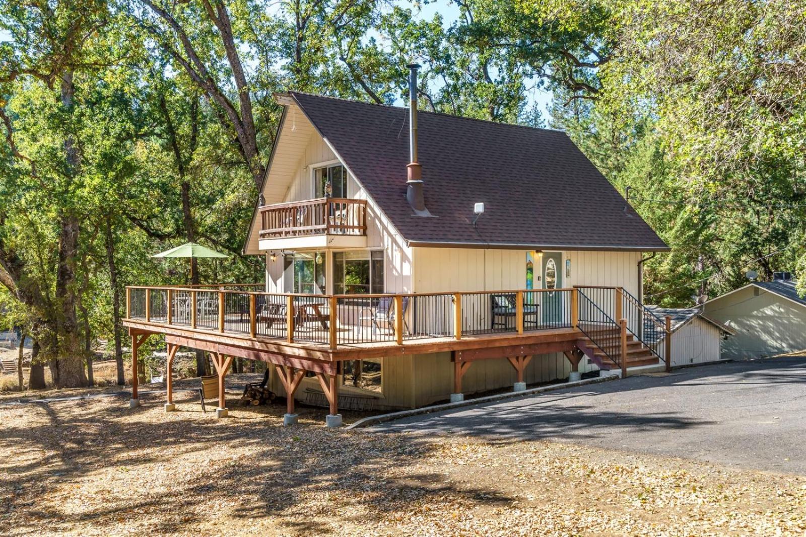 Cozy Cabin On The Cove - Lakefront with Private Dock
