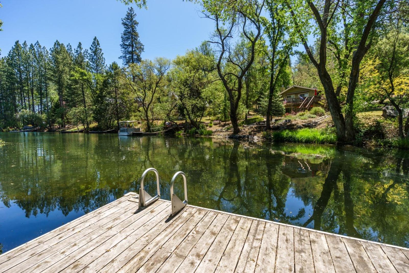 Cozy Cabin On The Cove - Lakefront with Private Dock