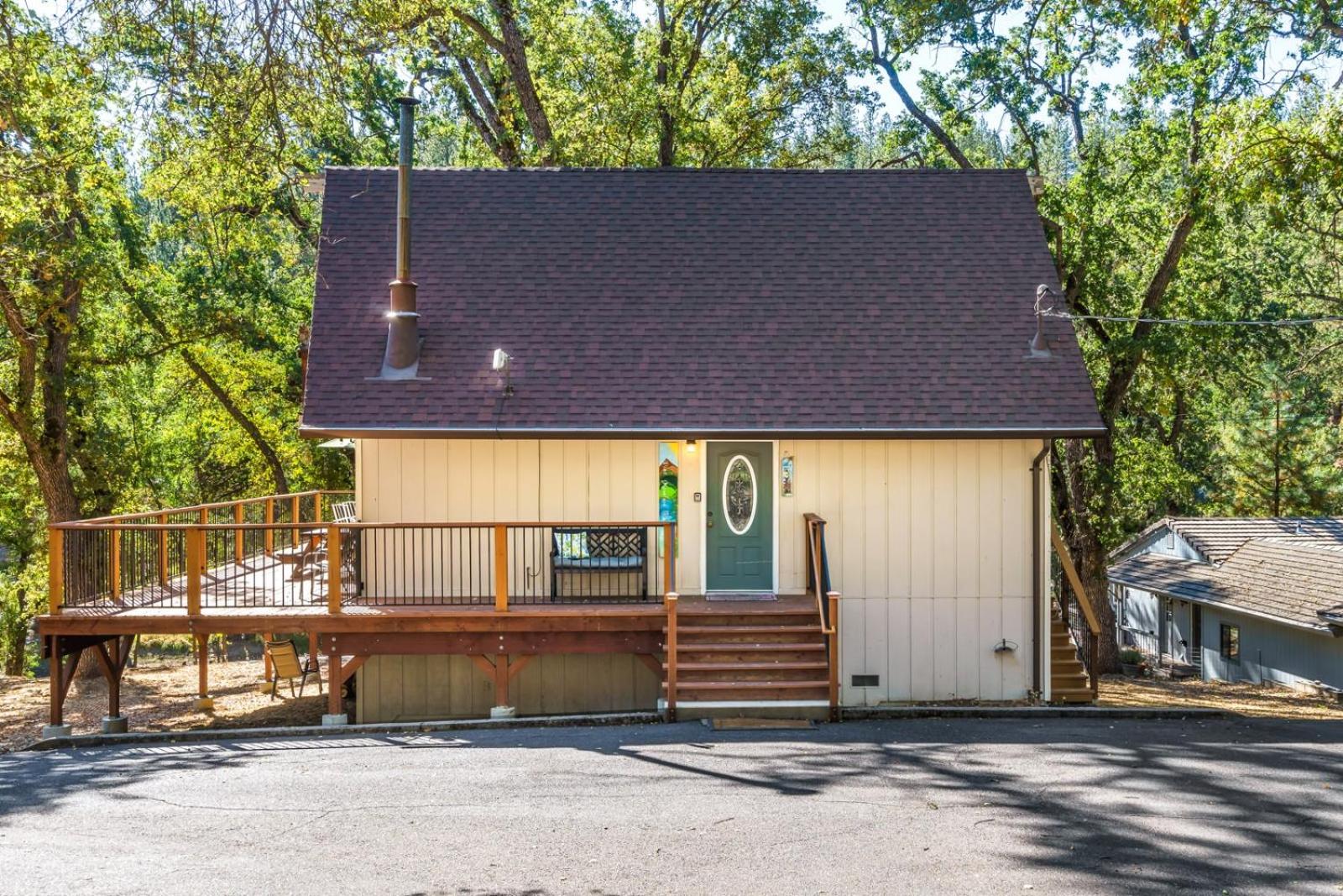 Cozy Cabin On The Cove - Lakefront with Private Dock