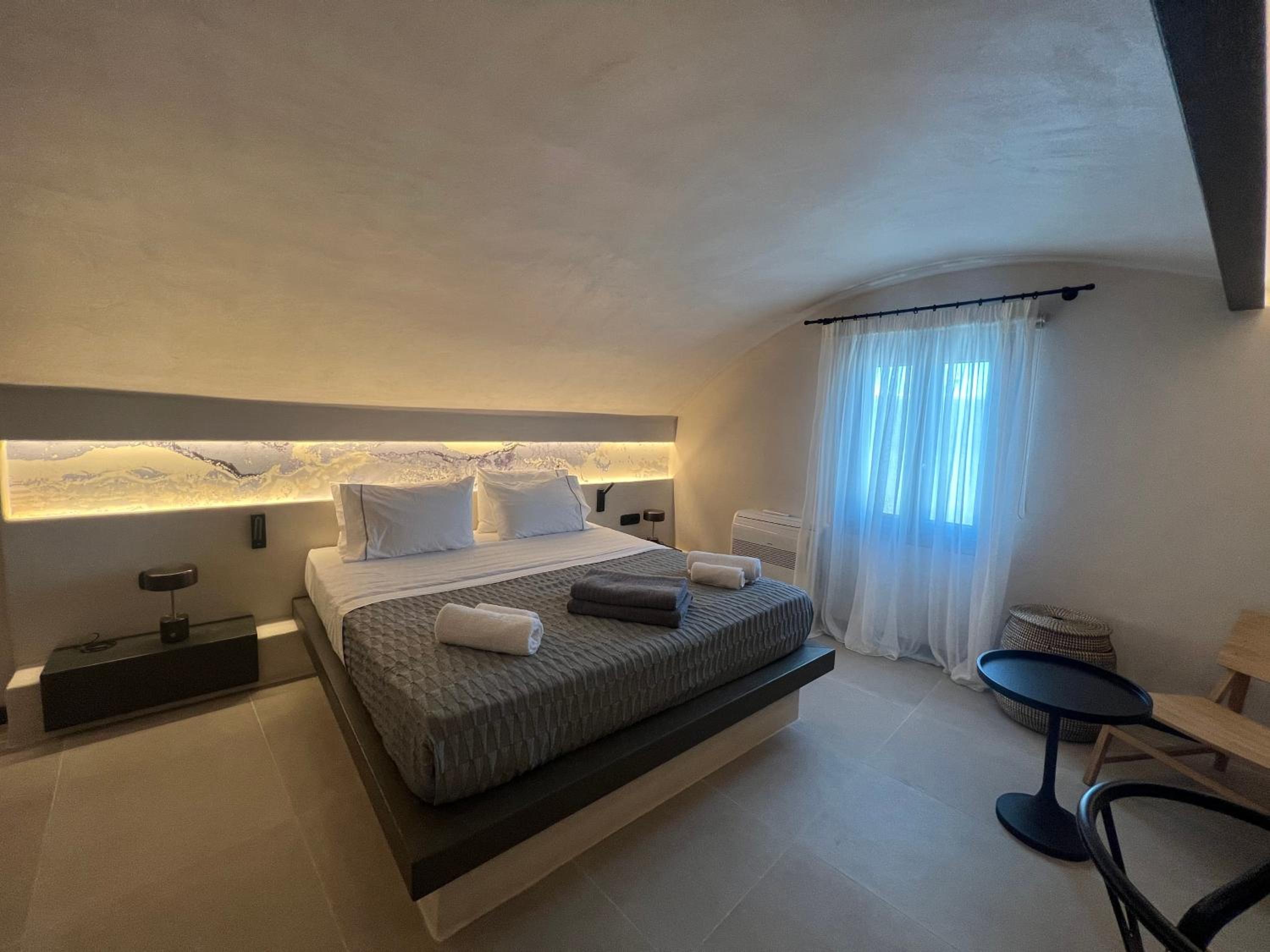 ArmonOia Suites photo 5