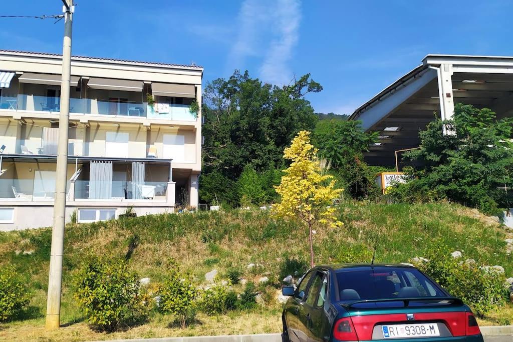Urban studio with its own parking space view 3