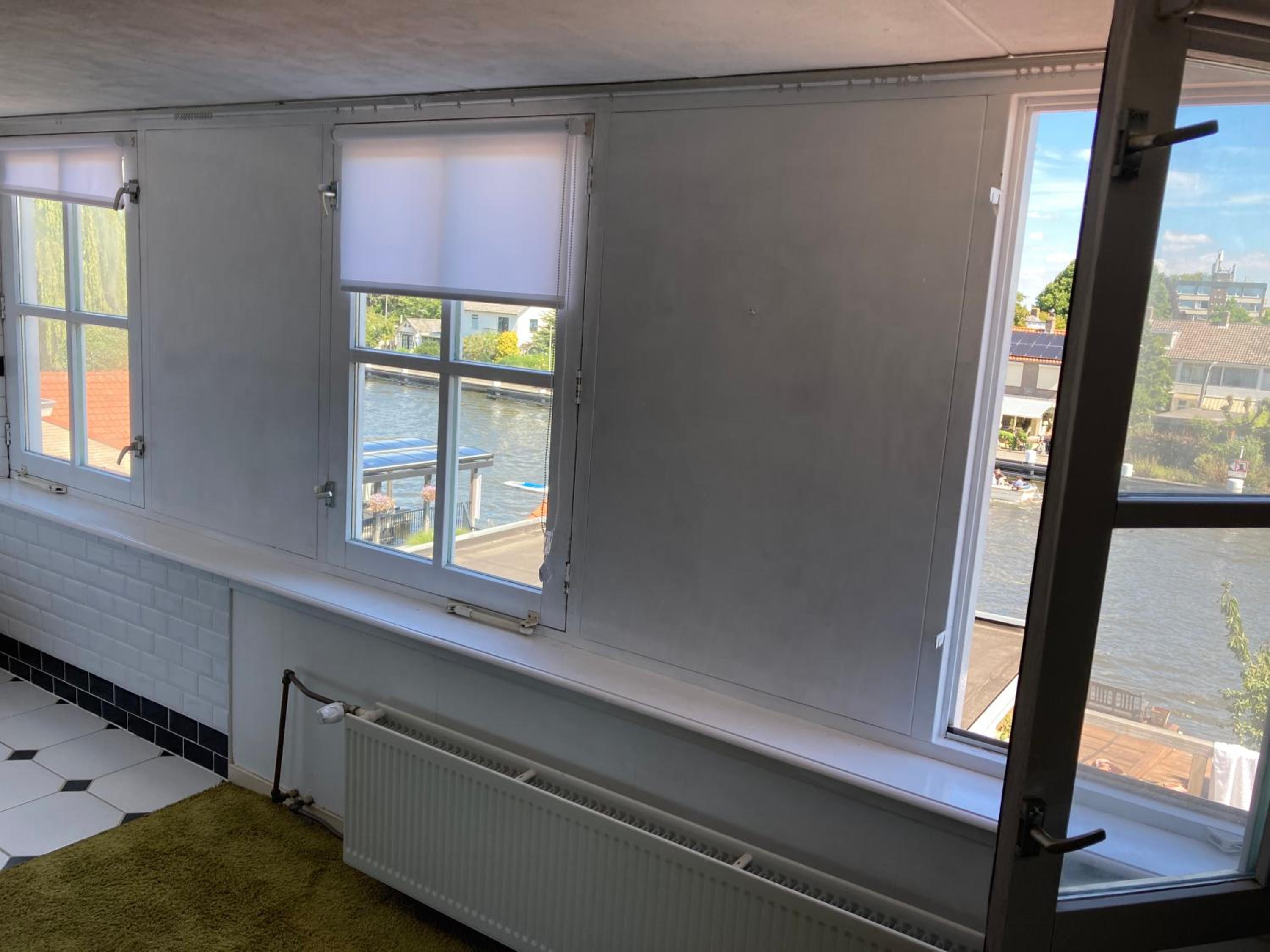 Luc's place, Waterbed grote kamer view 4
