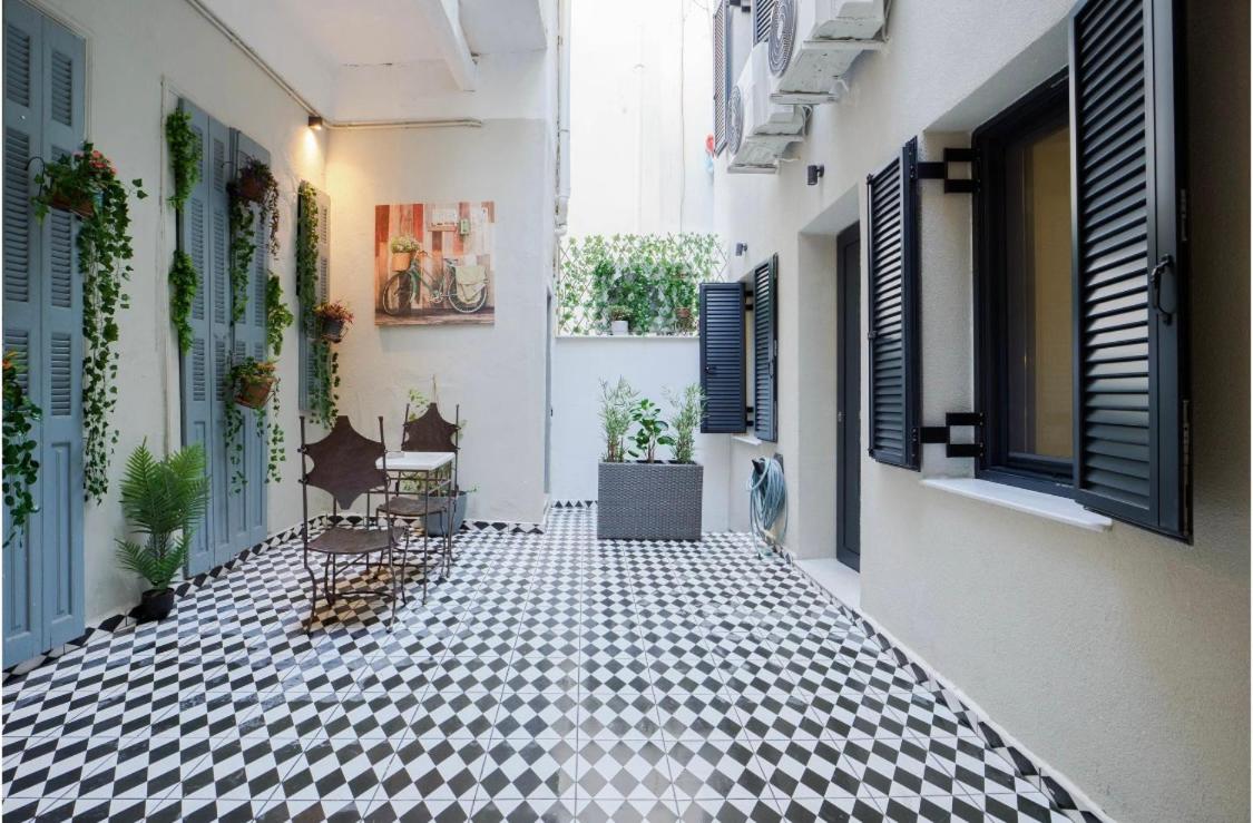 Athenian central Studio with Garden!