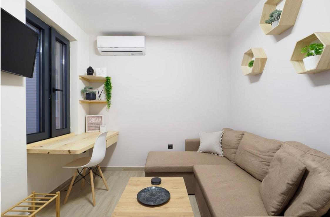 Athenian central Studio with Garden!