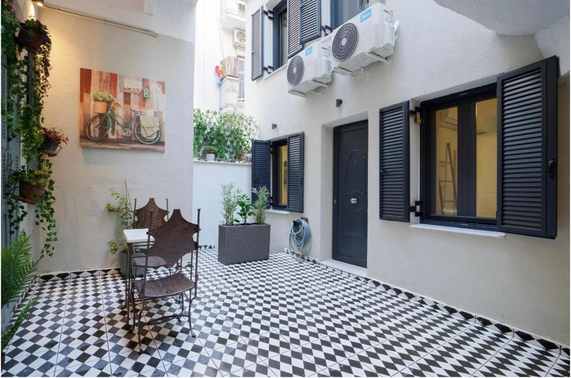 Athenian central Studio with Garden!