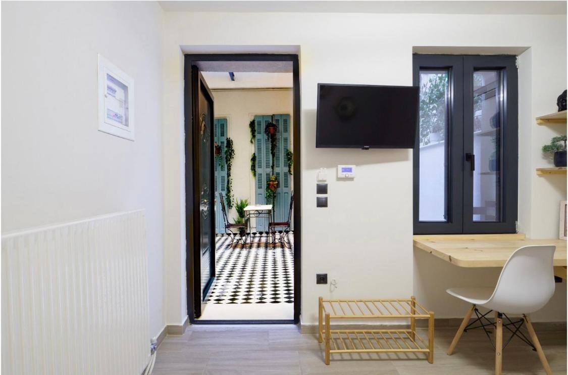 Athenian central Studio with Garden!