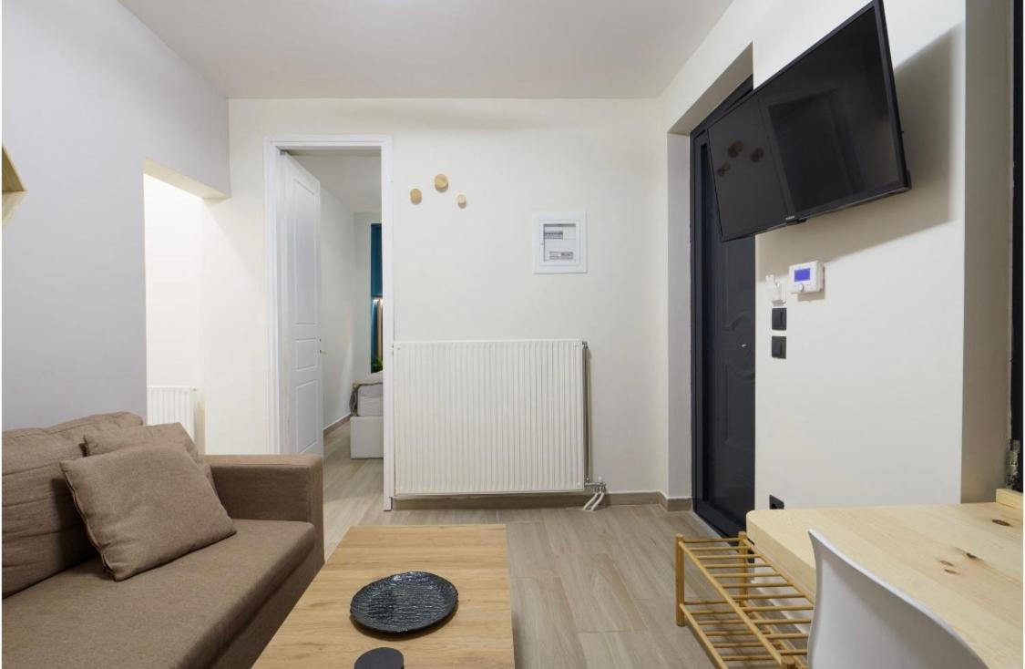 Athenian central Studio with Garden!