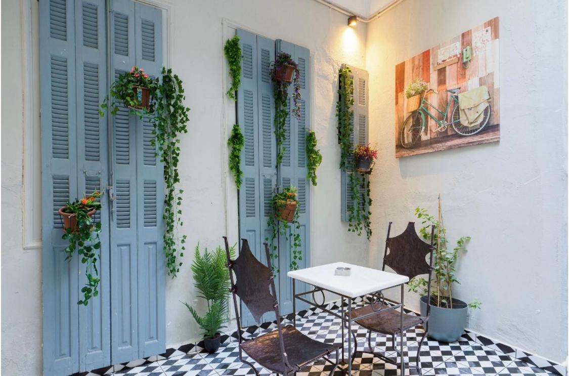 Athenian central Studio with Garden!