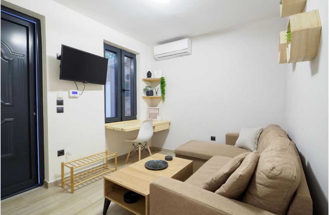 Athenian central Studio with Garden!