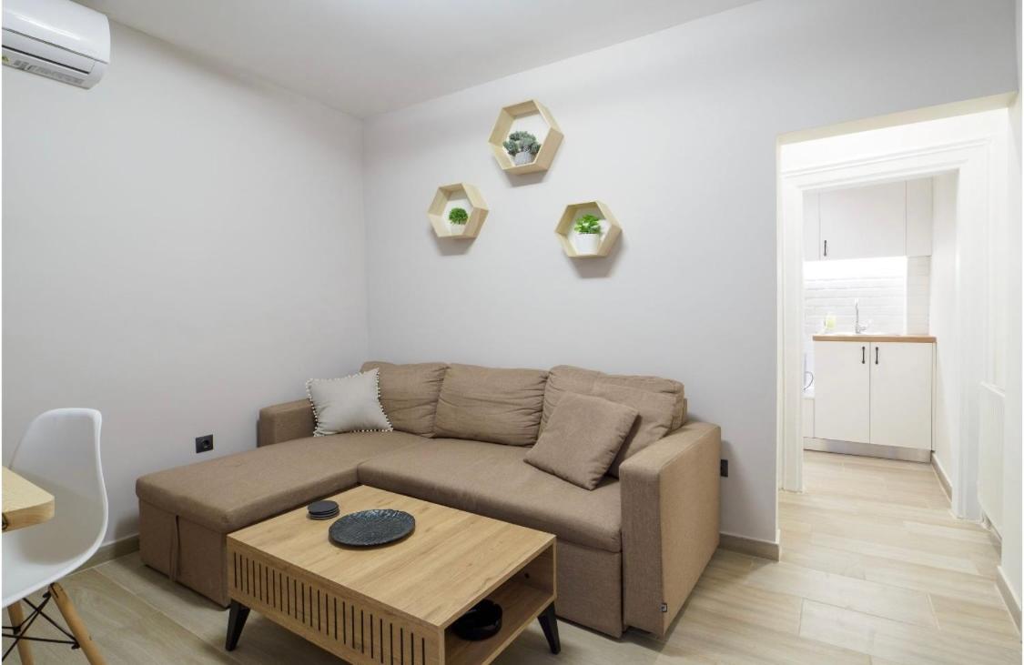 Athenian central Studio with Garden!