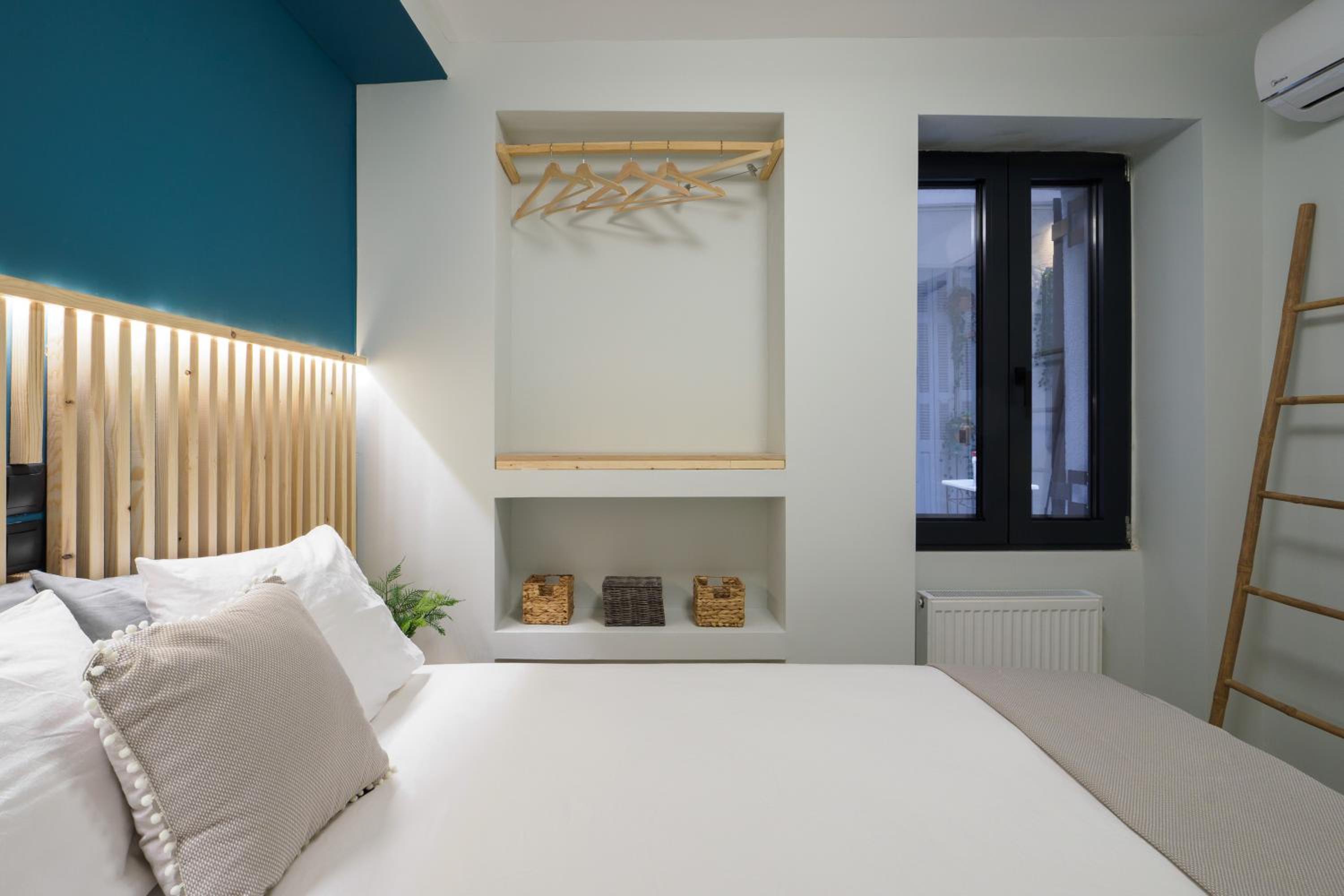 Athenian central Studio with Garden!