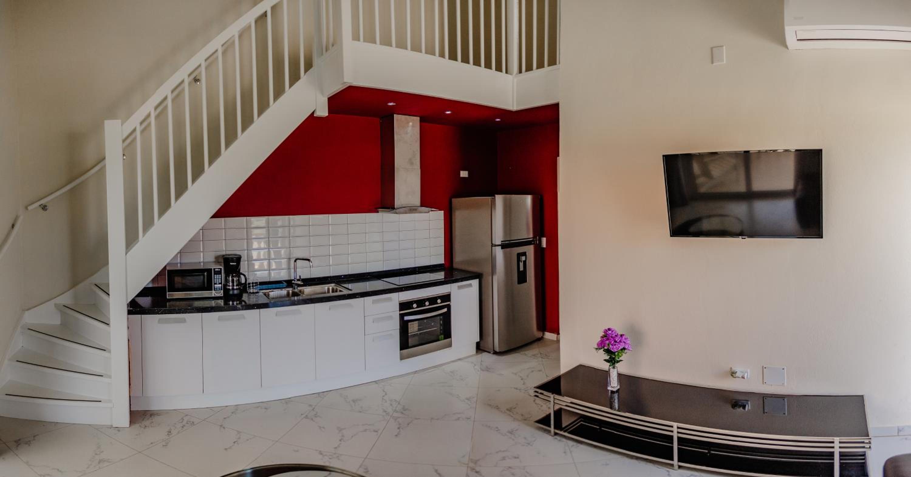 Elegant 2-bedroom apartment 2 km from Eagle beach